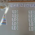 Παρουσίαση μαθηματικού υλικού, κάρτες με αριθμούς και χάντρες για αντιστοίχιση ποσότητας και αριθμού.
